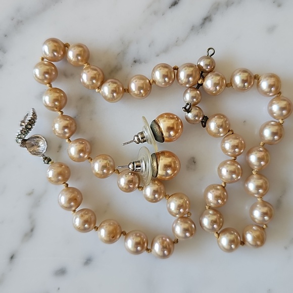 Beautiful Vintage Faux Pearl Champagne Colored Beaded Necklace Set - Picture 2 of 6
